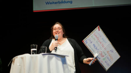 Hanna Lichtenberger redet auf der Bühne