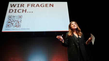 Moderatorin Ani Gülgün-Mayr auf der Bühne