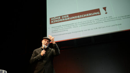 Erich Fenninger redet auf der Bühne