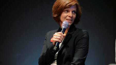 Steffi Heinel redet auf der Bühne