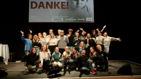 Gruppenfoto mit Jugendlichen auf der Bühne