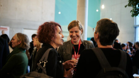 Besucherinnen reden miteinander
