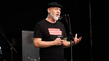 Erich Fenninger redet auf der Bühne