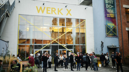 Besucher*innen vor der location Werk X